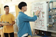 Human resources training must be linked to real labour market needs. In the photo: Students of the Faculty of Electrical – Electronic Engineering, Phuong Dong University, participate in a practical lesson. (Photo: THE DAI)