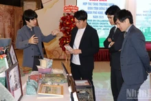 Delegates from Kobe City learn about recycled products made from industrial waste by enterprises in Dong Nai Province.