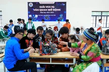 Teacher Vang Thi Dinh and her students participate in the Lang Son Provincial VEX IQ Van Quan Open for the 2023–2024 academic year.