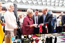 Overseas Vietnamese attend a charity fair in Budapest, Hungary. (Photo: scov.gov.vn)