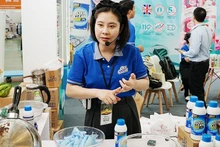 A livestream introduces products. (Photo: NAM ANH)