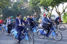 More than 300 international and Vietnamese delegates take part in the 5th Friendship Cycling Journey for a Green Ha Noi.