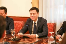 Deputy Foreign Minister Dang Hoang Giang speaks at the meeting with Ozeki Kenji, Director of Japan’s Matsushita Institute of Government and Management (MIGM) in Ha Noi on November 24, 2025. (Photo: VNA)