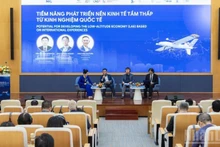 Speakers exchange views at the forum. (Photo: HNV)