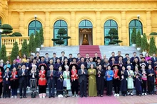State Vice President Vo Thi Anh Xuan meets outstanding ethnic minority delegates from Cao Bang Province.