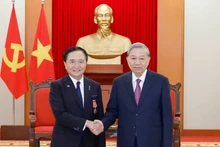 Party General Secretary To Lam (R) receives Kuroiwa Yuji, Governor of Kanagawa prefecture in Ha Noi on November 15. (Photo: VNA)