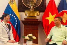 Ambassador Vu Trung My and Miss Cosmo Venezuela 2025 Tina Batson. (Photo: Embassy of Viet Nam in Venezuela)