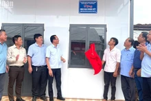 Leaders of Bu Dang District, Binh Phuoc Province, hand over a house to Nguyen Quy Nhon’s family in Hamlet 2, Nghia Trung Commune. (Photo: NHAT SON)