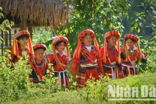 [In Photos] Vibrant red in traditional costumes of Pa Then ethnic minority women