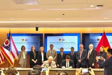 Enterprises from both sides sign a memorandum of understanding on the import of animal feed ingredients from the state of Ohio, US. (Photo: VNA)
