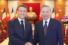 Party General Secretary To Lam (R) receives French President Emmanuel Macron in Ha Noi on May 26, 2025. (Photo: VNA)