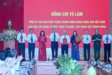 Party General Secretary To Lam (fourth from left) presents the Party Committee of the VFF and central mass organisations with the Politburo’s Decision No. 304-QD/TW, which outlines the new structure, functions and tasks of the VFF Central Committee (Photo: nhandan.vn)
