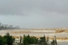 Rough sea and heavy rainfall observed at the Sam Son beach resort, Thanh Hoa province, at noon on August 25. (Photo: VNA)