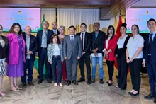 Vietnamese Ambassador to Brazil Bui Van Nghi poses for a photo with representatives of Brazilian media agencies attending the press conference. (Photo: Embassy of Viet Nam in Brazil)