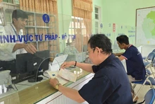 Citizens complete administrative procedures at the reception point in Canh Vinh Commune, Gia Lai Province. (Photo: PHUC THANG)