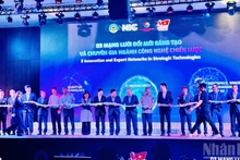 Deputy Prime Minister Nguyen Chi Dung and delegates take part in the announcement ceremony. (Photo: HNV)