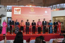 Delegates cut the ribbon to inaugurate the Viet Nam–Northeastern Thailand Goods Fair.