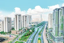 Ho Chi Minh City is rising to assert its new position. (Photo: DUY HIEU)