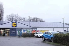 A supermarket in Germany installs a solar panel system. (Photo: Xinhua)
