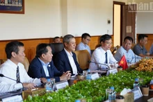 Ambassador Nguyen Minh Vu and the working delegation at a meeting with the authorities of Mondulkiri Province, which is located about 360 km from the capital Phnom Penh. (Photo: DINH TRUONG)
