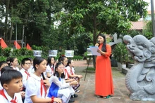 Pupils at Xuan La Primary School (Ha Noi) study local history at the Quan La Communal House, a heritage site. (Photo: GIANG NAM)