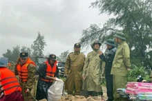 Deputy Prime Minister Tran Hong Ha (second, right) inspects Typhoon Kajiki response efforts in Ha Tinh province (Photo: VNA)