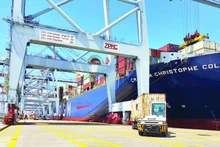 Loading and unloading goods at Cai Mep-Thi Vai Port, Tan Thanh Ward, Ho Chi Minh City (Photo: THE ANH)