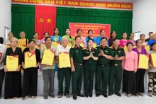 The working group of the Military Women’s Committee presents gifts to policy families and women in difficult circumstances in Vinh Long province. (Photo: HOANG TRUNG)