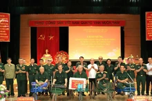 General Department of Logistics and Technology presents gifts to war invalids and sick soldiers in Ninh Binh and Hung Yen.