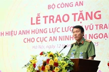 Minister Luong Tam Quang delivers a congratulatory speech and assigns tasks to the Foreign Security Force. (Photo: Ministry of Public Security)