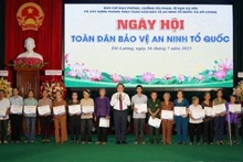 Politburo member Nguyen Trong Nghia presents gifts to disadvantaged households in Do Luong Commune.