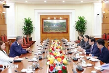 Politburo member, Secretary of the Communist Party of Vietnam (CPV) Central Committee and Chairman of its Commission for Internal Affairs Phan Dinh Trac (second, right) receives a delegation from the United Left Movement Party (MIU) of the Dominican Republic, led by its General Secretary and Minister of Regional Integration Policies José Miguel Mejía Abreu. (Photo: VNA)