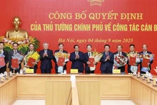 At the ceremony to announce and present decisions on appointment, transfer, and reception of leaders across eight ministries and institutions in Hanoi on September 4. (Photo: VNA)