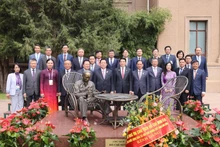 State President Luong Cuong and staff of the Vietnamese Embassy in China pose for a group photo. (Photo: VNA)
