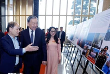 Party General Secretary To Lam visits a photo exhibition held by Viet Nam News Agency on the sidelines of the national conference on December 19. (Photo: VNA)