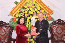 President of the Viet Nam Fatherland Front (VFF) Central Committee Bui Thi Minh Hoai (L) extends Christmas greetings to Archbishop of Ha Noi and Vice President of the Catholic Bishops’ Conference of Viet Nam Vu Van Thien (Photo: VNA)