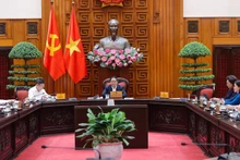 Prime Minister Pham Minh Chinh chairs a meeting with ministries and agencies to discuss solutions for macroeconomic management and responding to challenges in the region and the world. (Photo: VNA)