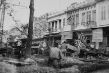 Ha Noi’s soldiers and civilians fighting in the streets during the early days of the nationwide resistance, December 1946. (Photo: VNA)