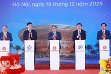 Prime Minister Pham Minh Chinh (C) and officials press the buttons to inaugurate, commence, or technically open 234 key projects and works across the country on December 19. (Photo: VNA)