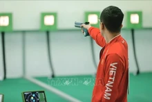 A Vietnamese athlese competes in the men’s 10m air pistol team event at the 33rd SEA Games. (Photo: VNA)