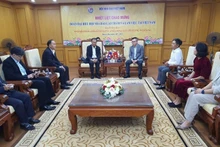 During the working session between President of the Lao Journalists’ Association (LJA) Savanhkhone Razmountry and Editor-in-Chief of Nhan Dan (People) newspaper and VJA Chairman Le Quoc Minh in Ha Noi on December 8, 2025 (Photo: VNA)
