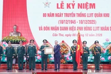 Party General Secretary To Lam (fourth, right) presents the “Hero of the People’s Armed Forces” title to the Military Region 9 armed forces in recognition of its significant contributions to the revolutionary cause of the Party, State, and people. (Photo: VNA)