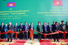 Vietnamese Prime Minister Pham Minh Chinh (R) and his Cambodian counterpart Samdech Thipadei Hun Manet cut the ribbon to inaugurate Tan Nam - Meun Chey int’l border gate pair. (Photo: VNA)