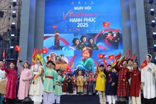 Recreating Vietnamese costumes through the ages at the Viet Nam Happy Fest 2025.