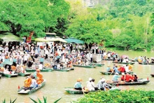 Tourists visit Trang An (Ninh Binh Province). (Photo: XUAN LAM)