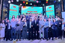 Vietnamese delegates and students in the Russian Federation pose for a commemorative photo with representatives of the Viet Nam–Russia Joint Venture Vietsovpetro.