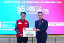 The Central Committee of the Viet Nam Red Cross Society receives 13 billion VND in support of the Cuban people from representatives of Thanh Hoa province.