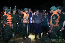 Prime Minister Pham Minh Chinh visits the forces working to reinforce the Cau River embankment, emphasising the need to ensure the dike’s safety. (Photo: NDO)