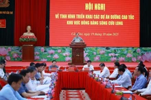 Prime Minister Pham Minh Chinh speaks at the conference on the implementation of expressway projects in the Mekong Delta (Photo: VNA)