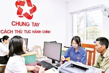 Youth Union members and volunteers from localities support people at the Public Administration Service Centre of Bat Xat Commune (Lao Cai).